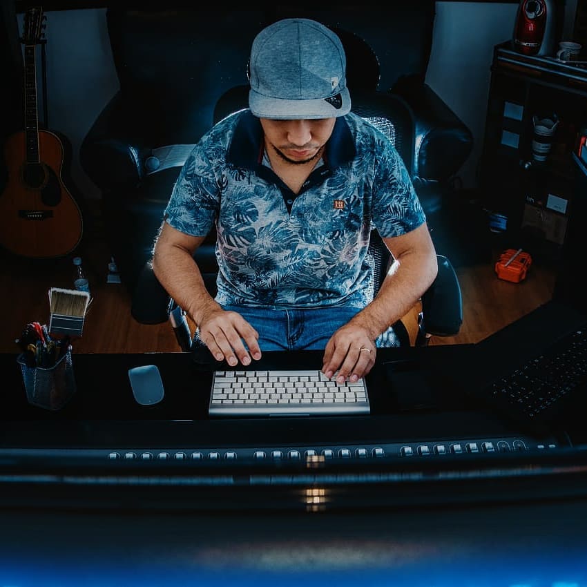 Silnei Soares trabalhando na produção musical